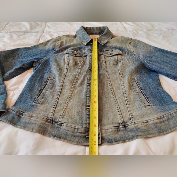 Torrid distressed faded denim jeans jacket π§₯ (Small) & Fits like a Medium - Picture 15 of 16